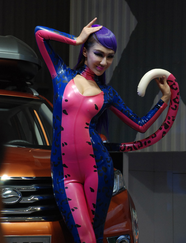 Mujer China Con Vestido Sexy De Gato En La Exposición De Autos En Chengdu Cn