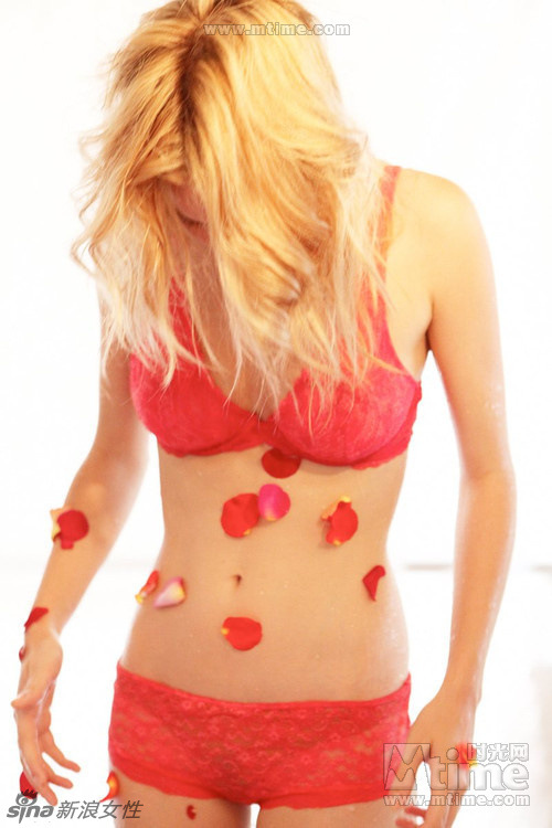 Fotos sensuales de la rubia supermodelo francesa Camille Rowe