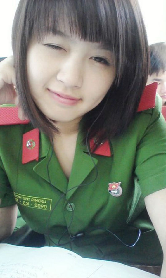 Las mujeres soldadas guapas en el Ejército Popular de Vietnam