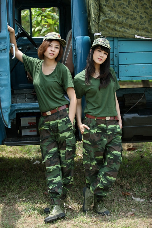 Las mujeres soldadas guapas en el Ejército Popular de Vietnam