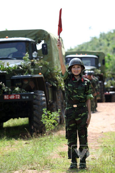 Las mujeres soldadas guapas en el Ejército Popular de Vietnam