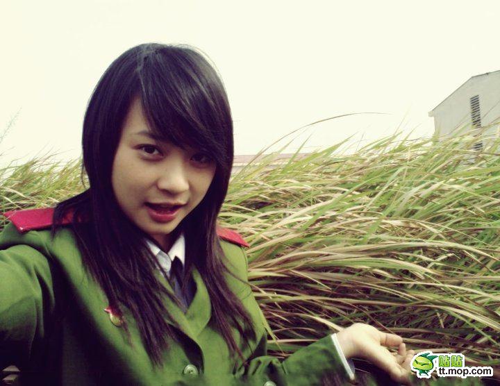 Las mujeres soldadas guapas en el Ejército Popular de Vietnam