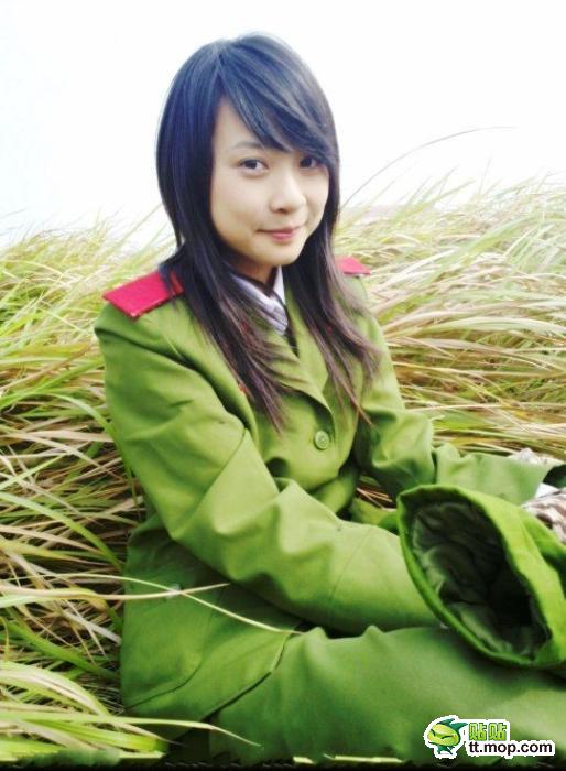 Las mujeres soldadas guapas en el Ejército Popular de Vietnam