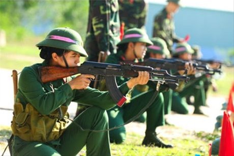 Las mujeres soldadas guapas en el Ejército Popular de Vietnam