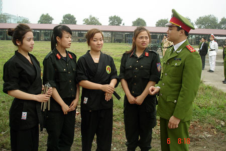 Las mujeres soldadas guapas en el Ejército Popular de Vietnam