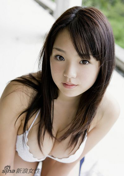 Ai Shinozaki, la joven japonesa posa con pechos grandes