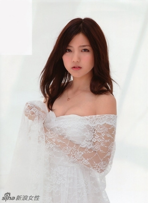 Japonesa Mano Erina muestra su naturalidad con bikini