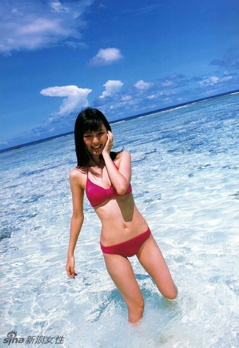 Japonesa Mano Erina muestra su naturalidad con bikini