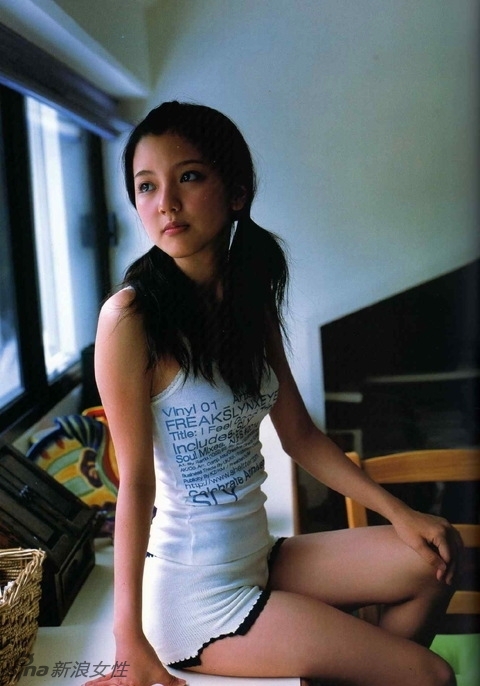 Japonesa Mano Erina muestra su naturalidad con bikini