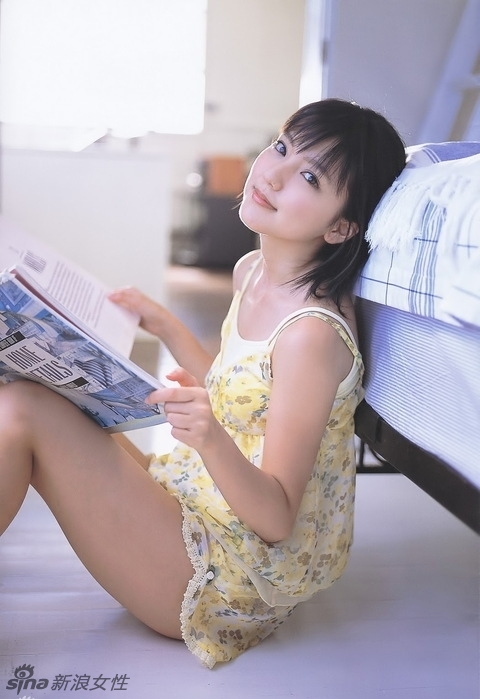 Japonesa Mano Erina muestra su naturalidad con bikini