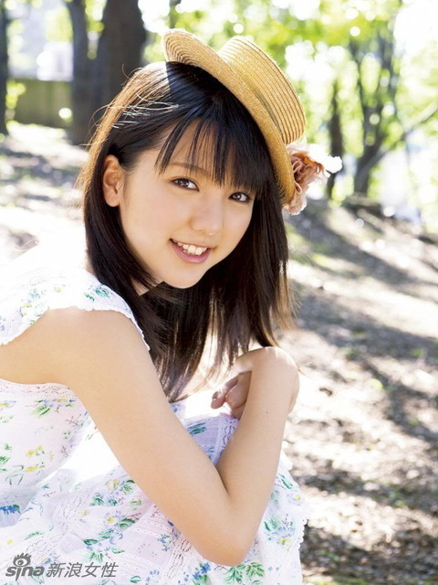 Japonesa Mano Erina muestra su naturalidad con bikini