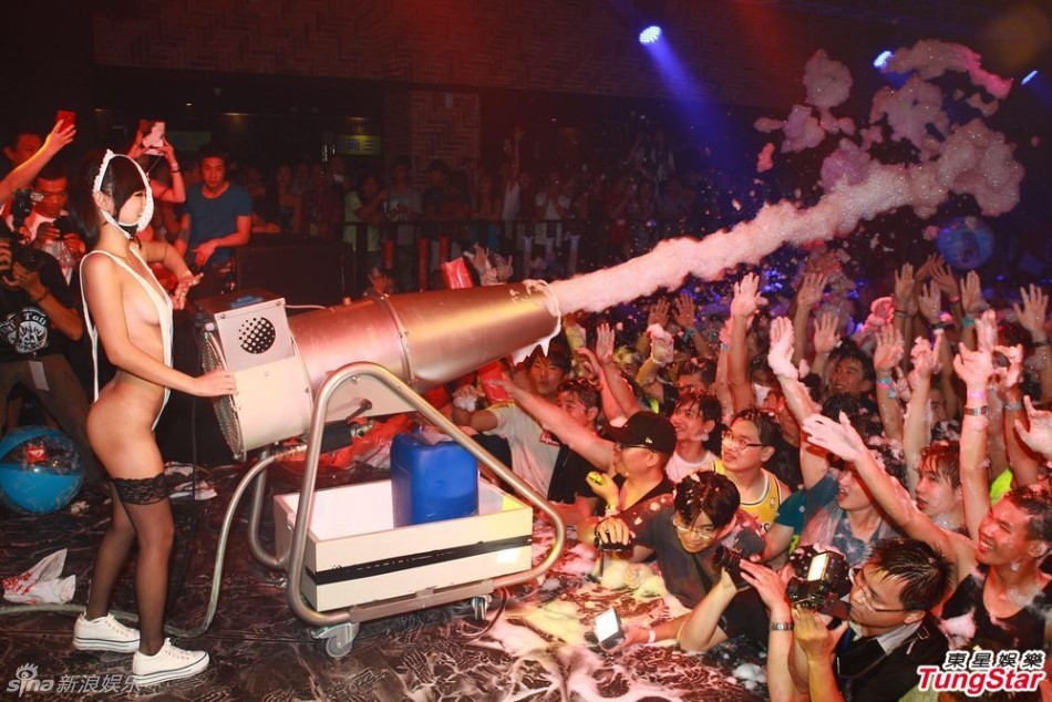 Chicas locas en la fiesta de bikini 