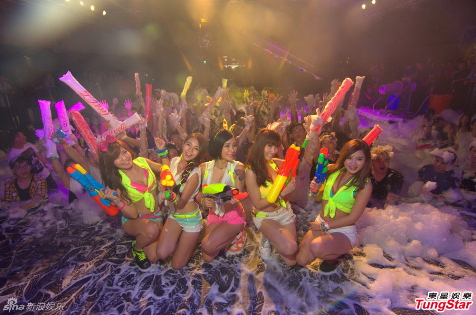 Chicas locas en la fiesta de bikini 