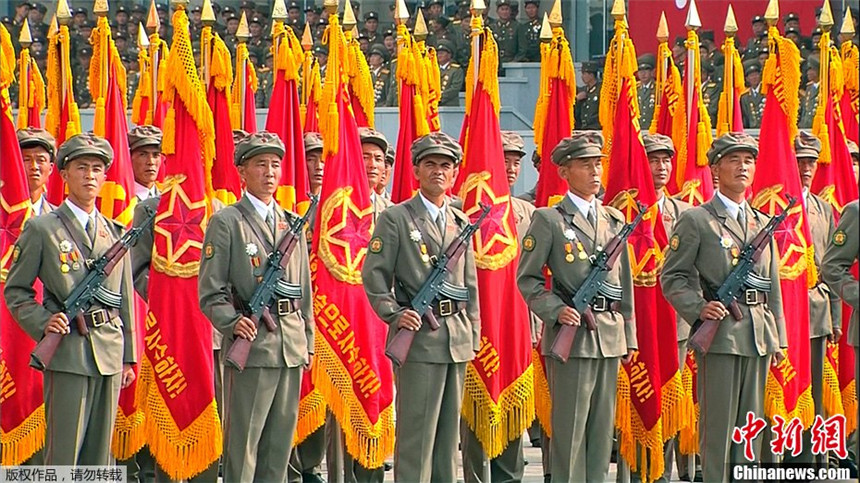 Corea del Norte celebra con un desfile del 65º aniversario de su fundación