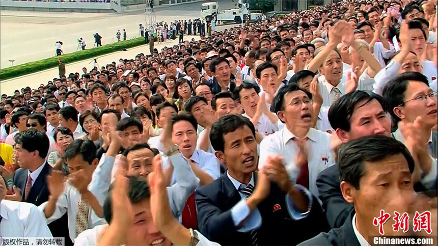 Corea del Norte celebra con un desfile del 65º aniversario de su fundación