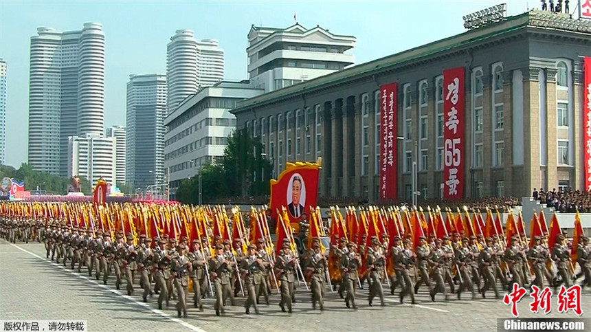 Corea del Norte celebra con un desfile del 65º aniversario de su fundación