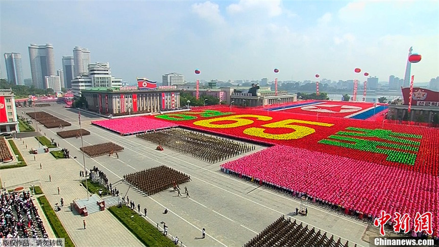 Corea del Norte celebra con un desfile del 65º aniversario de su fundación