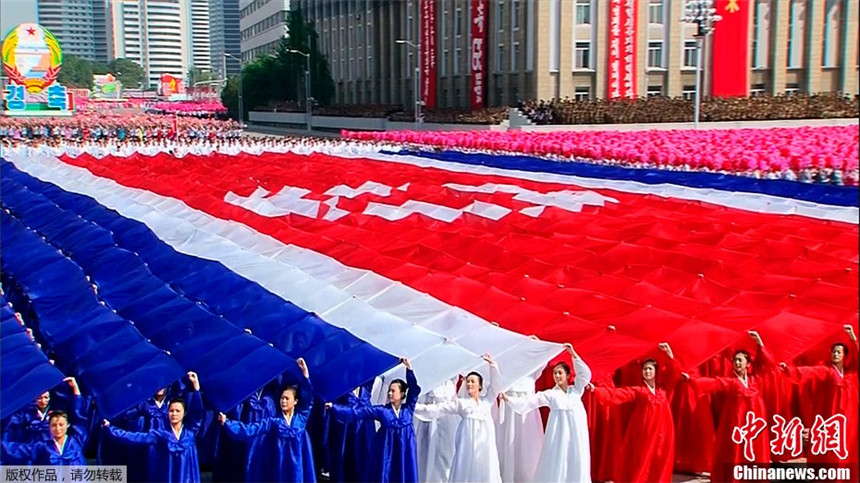 Corea del Norte celebra con un desfile del 65º aniversario de su fundación