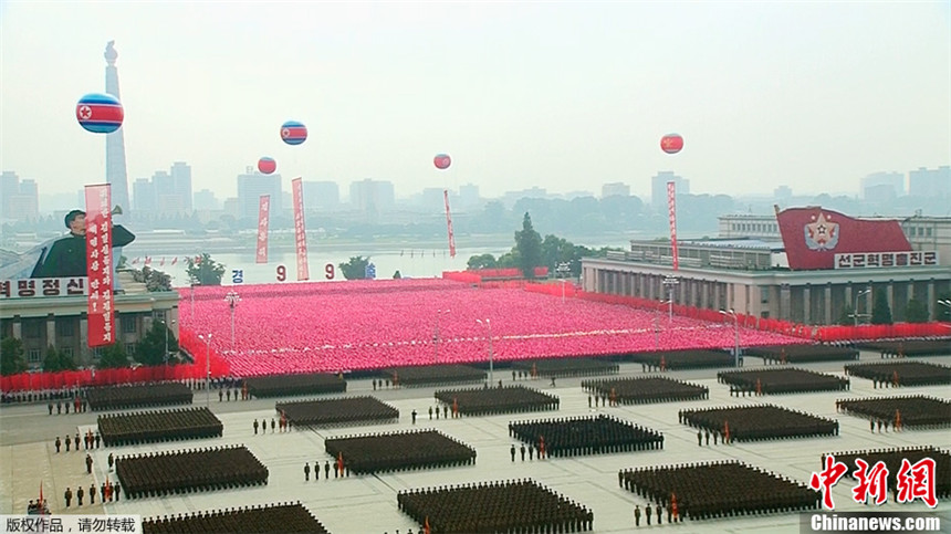 Corea del Norte celebra con un desfile del 65º aniversario de su fundación