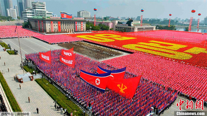 Corea del Norte celebra con un desfile del 65º aniversario de su fundación