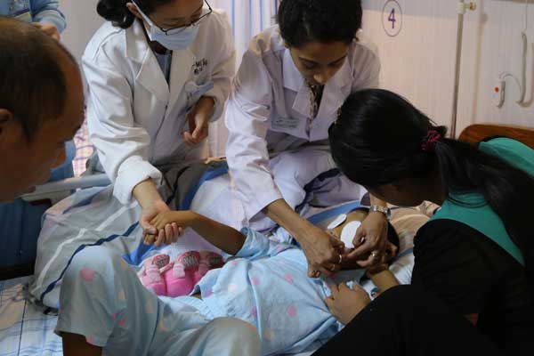 Niño a quien le extirparon los ojos recibe implantes en China
