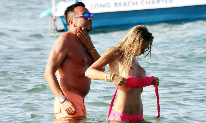 Chica atrevida luce sus pechos y su trasero en la playa 