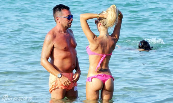 Chica atrevida luce sus pechos y su trasero en la playa 