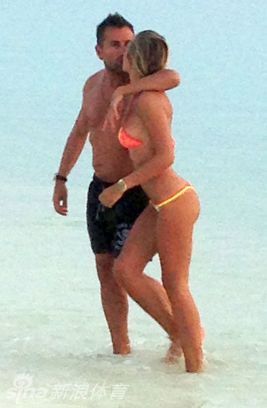 Chica atrevida luce sus pechos y su trasero en la playa 