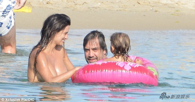 Penélope Cruz toma el sol desnuda en la playa 
