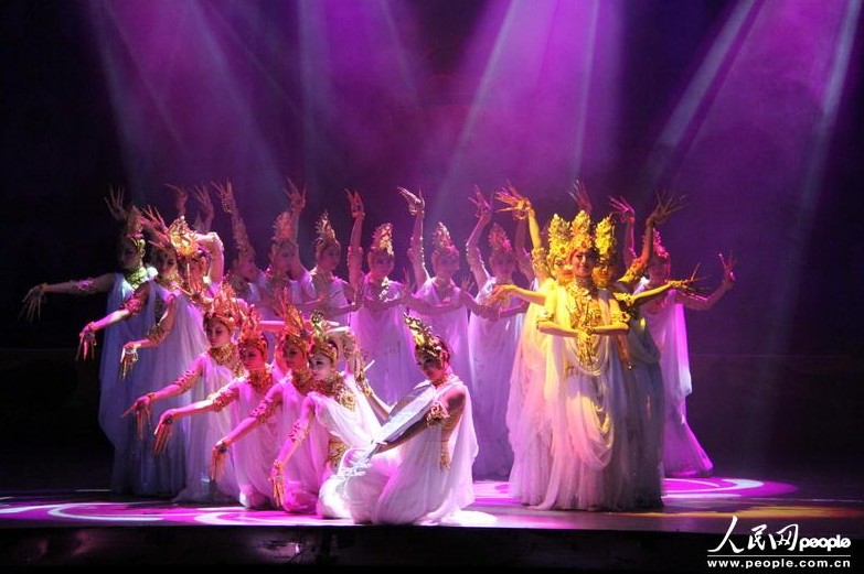 Bailarines chinos presentan un drama de danza clásica en Kirguistán1