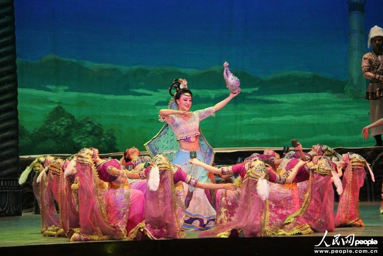 Bailarines chinos presentan un drama de danza clásica en Kirguistán2