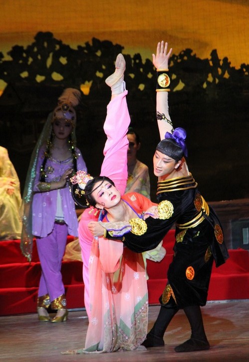 Bailarines chinos presentan un drama de danza clásica en Kirguistán3