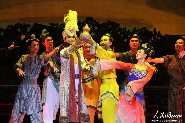 Bailarines chinos presentan un drama de danza clásica en Kirguistán5