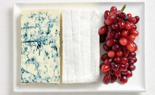 Francia. ¿Qué distingue al país galo? ¡Claro, el queso! Azul y blando de vaca, así como unas uvas que representan al vino...