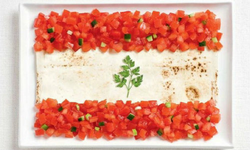 Líbano. Fattoush, ensalada de jitomate picado, sobre lavash, un pedazo de pan plano, y algunas hierbas, al hacen esta bandera.