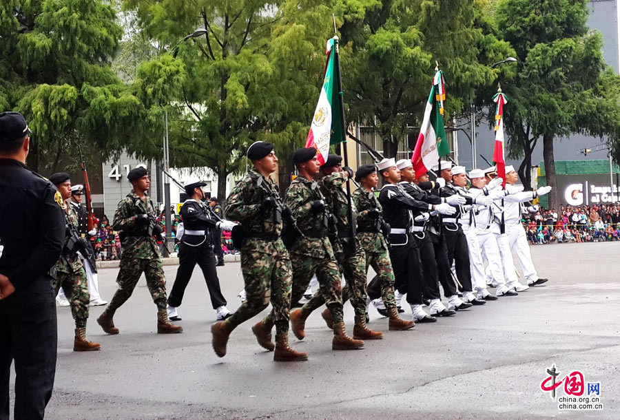Guardia de honor militar chino tiene participación destacada en el desfile militar en México 2