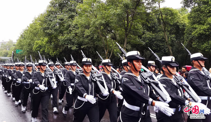 Guardia de honor militar chino tiene participación destacada en el desfile militar en México 3