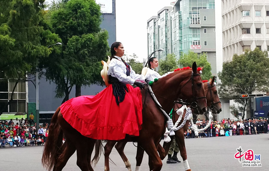 Guardia de honor militar chino tiene participación destacada en el desfile militar en México 7