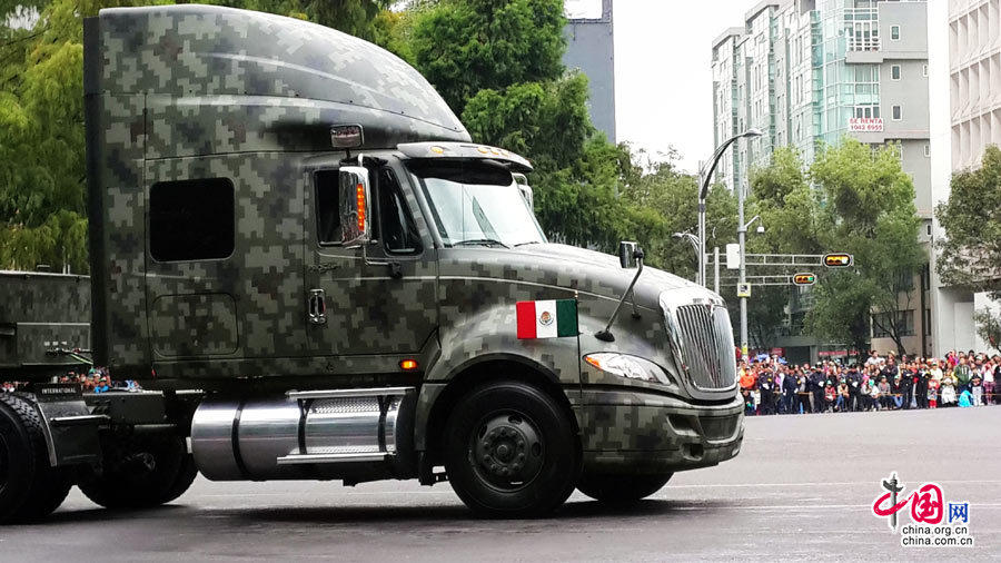 Guardia de honor militar chino tiene participación destacada en el desfile militar en México 8