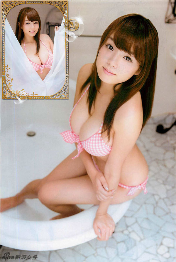 Japonesa sexy Ai Shinozaki luce sus pechos en las nuevas fotos