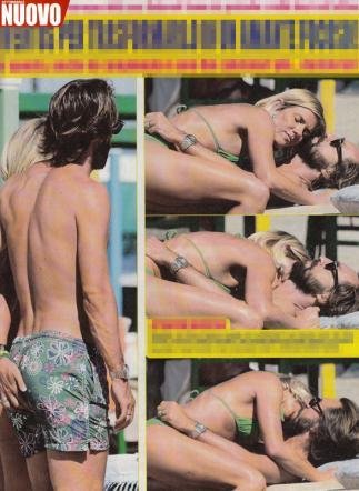 El futbolista italiano Andrea Pirlo se besa con su esposa en la playa