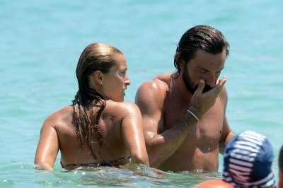 El futbolista italiano Andrea Pirlo se besa con su esposa en la playa