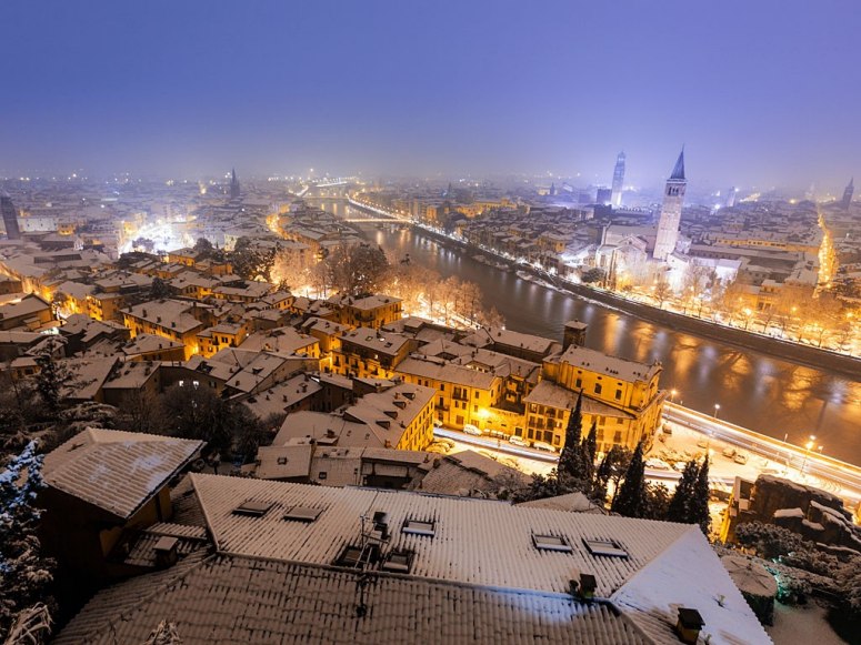 Panoramas impresionantes de las ciudades bajo la noche: Verona