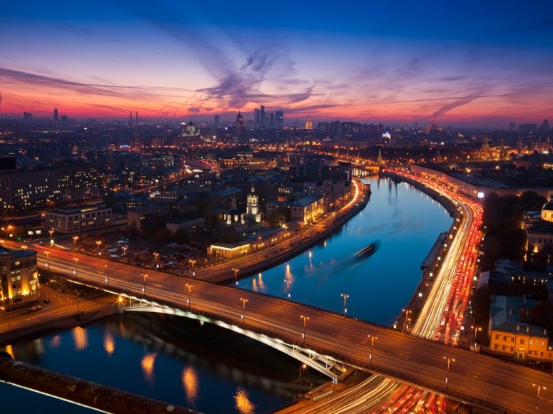 Panoramas impresionantes de las ciudades bajo la noche: Moscú