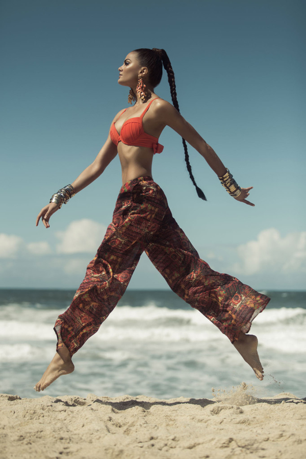 Barbara Fialho, modelo brasileña de piel morena muestra las piernas largas