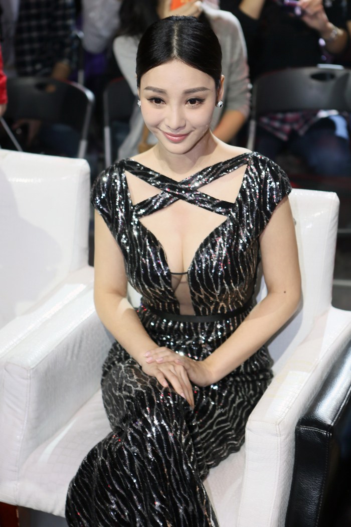 La diosa china de pechos Liu Yan lleva vestido transparente