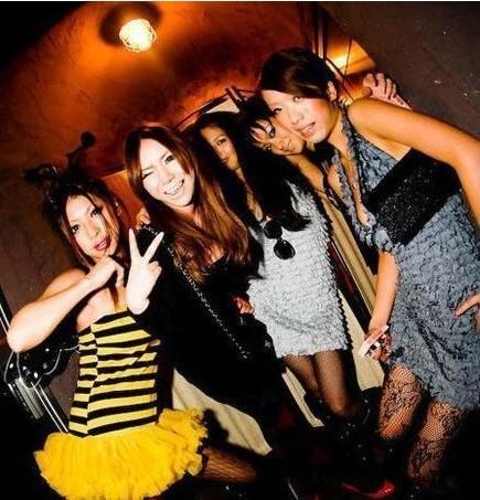 Chicas calientes en el bar nocturno de Japón