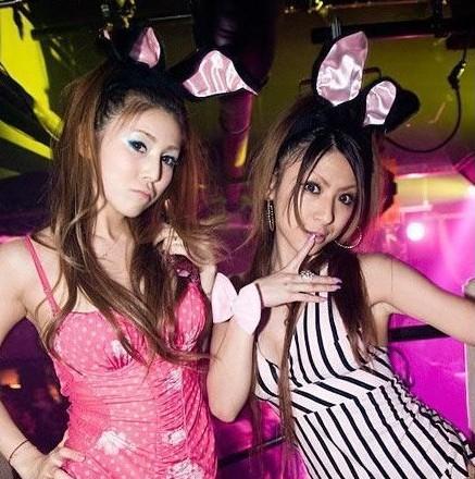 Chicas calientes en el bar nocturno de Japón