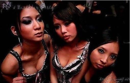 Chicas calientes en el bar nocturno de Japón
