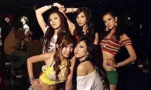 Chicas calientes en el bar nocturno de Japón